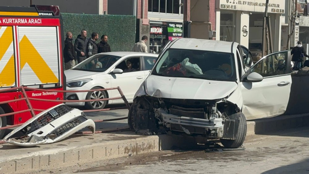 Yalova'da feci kaza! Önce beton mikserine sonra aydınlatma direği ile refüje çarptı