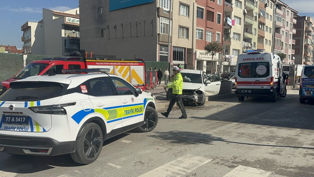 Yalova'da feci kaza! Önce beton mikserine sonra aydınlatma direği ile refüje çarptı