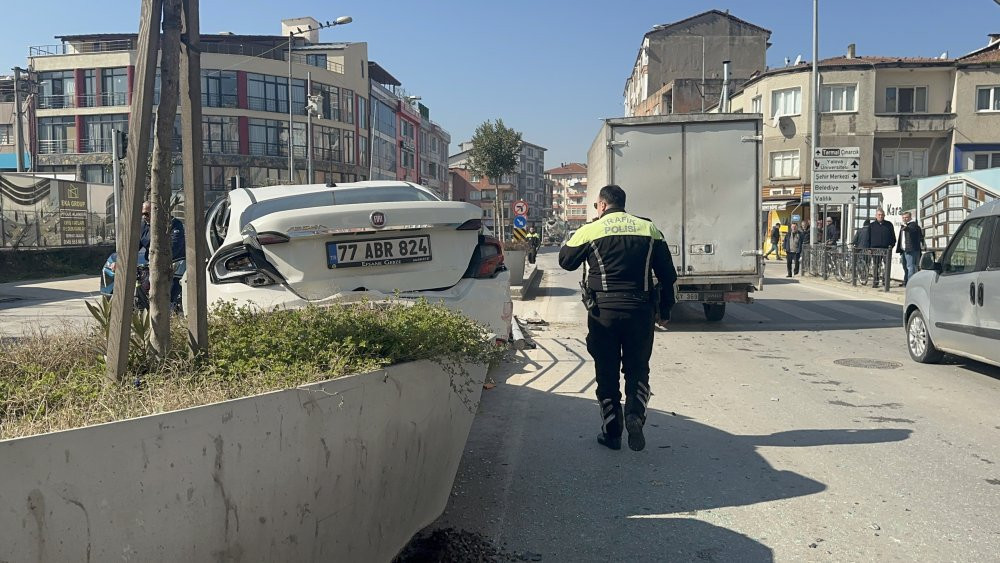 Yalova'da feci kaza! Önce beton mikserine sonra aydınlatma direği ile refüje çarptı