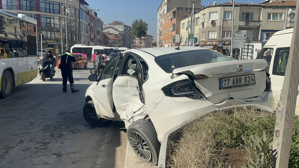 Yalova'da feci kaza! Önce beton mikserine sonra aydınlatma direği ile refüje çarptı