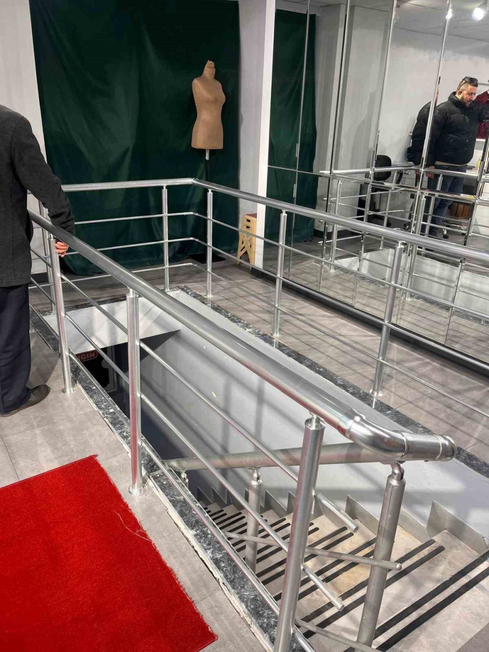 Çalıştığı iş yerinin merdiven boşluğuna düştüğü anları anlattı