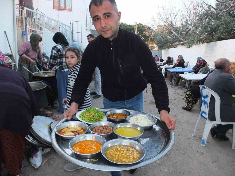 Ramazan geleneği devam ediyor! Ramazan ayı süresince aynı sokakta iftarlarını açıyorlar