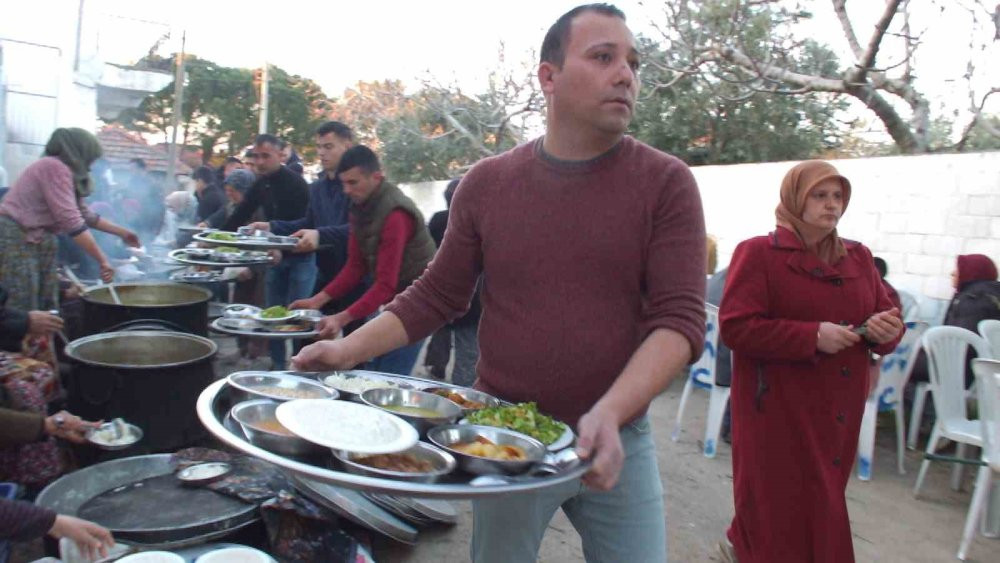 Ramazan geleneği devam ediyor! Ramazan ayı süresince aynı sokakta iftarlarını açıyorlar