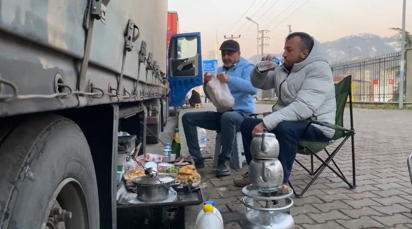 TIR Şoförlerinin sınır hattında iftar telaşı