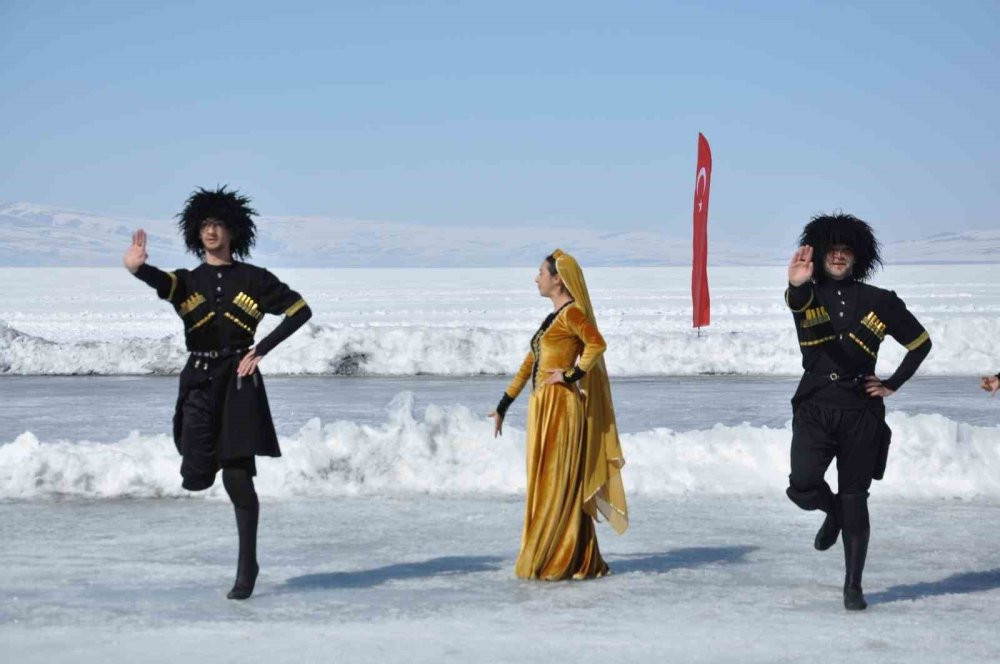 Çıldır Gölü’nde buz üstünde dans