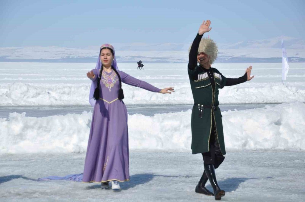 Çıldır Gölü’nde buz üstünde dans