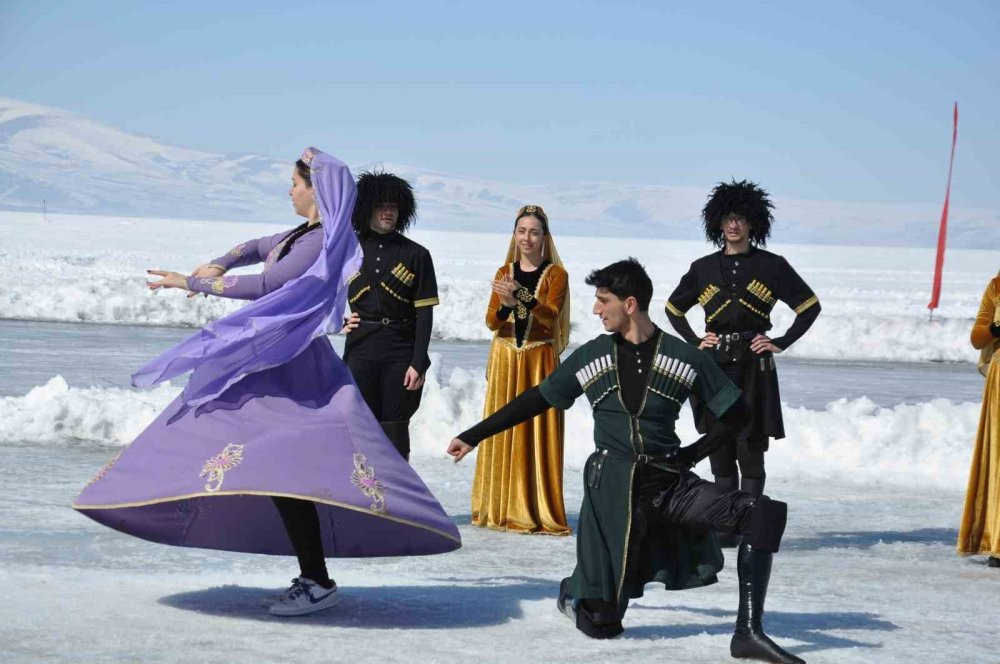 Çıldır Gölü’nde buz üstünde dans