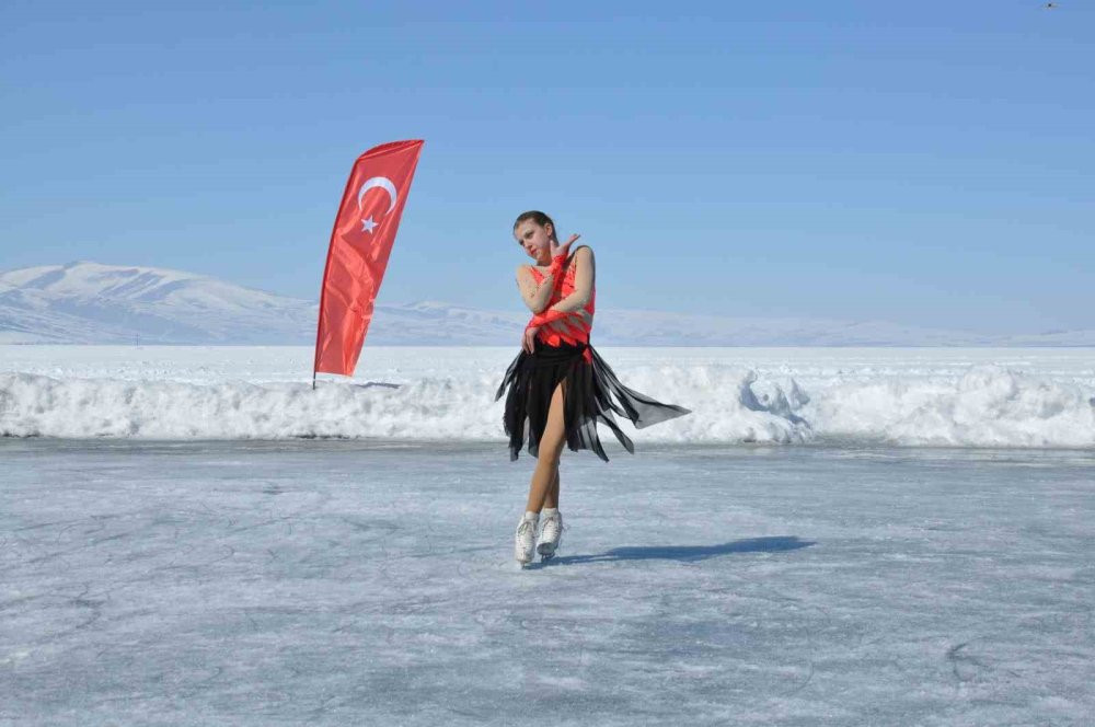 Çıldır Gölü’nde renkli görüntüler!  Danslarıyla büyülediler
