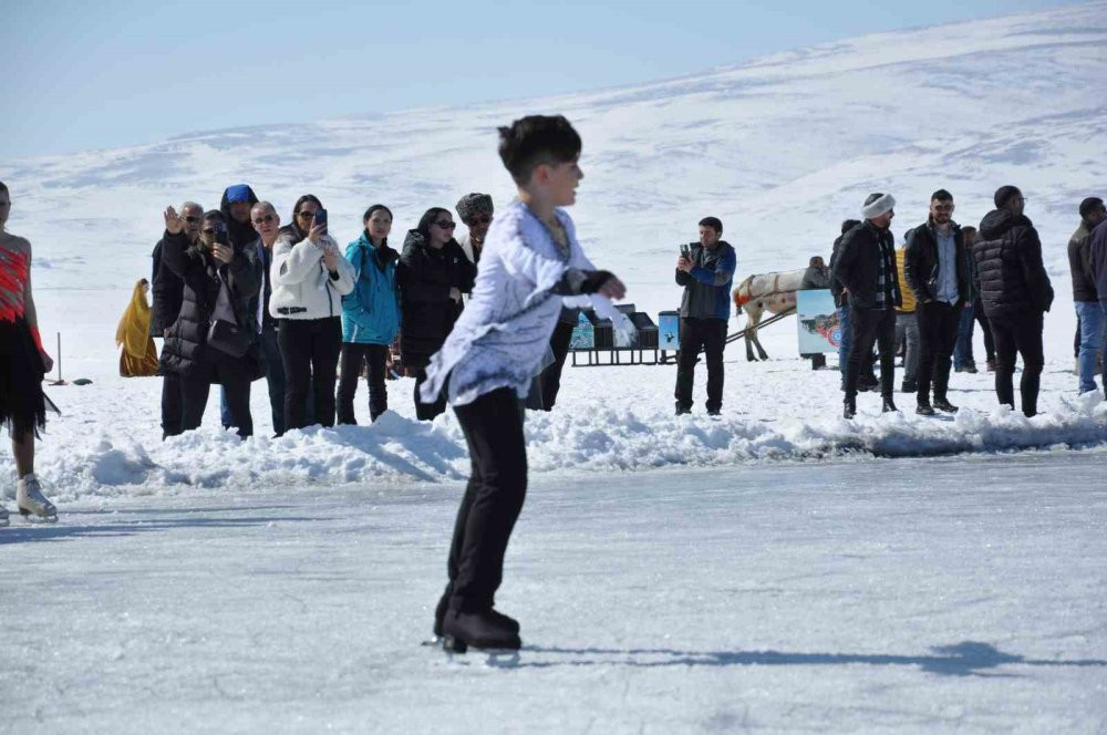Çıldır Gölü’nde renkli görüntüler!  Danslarıyla büyülediler