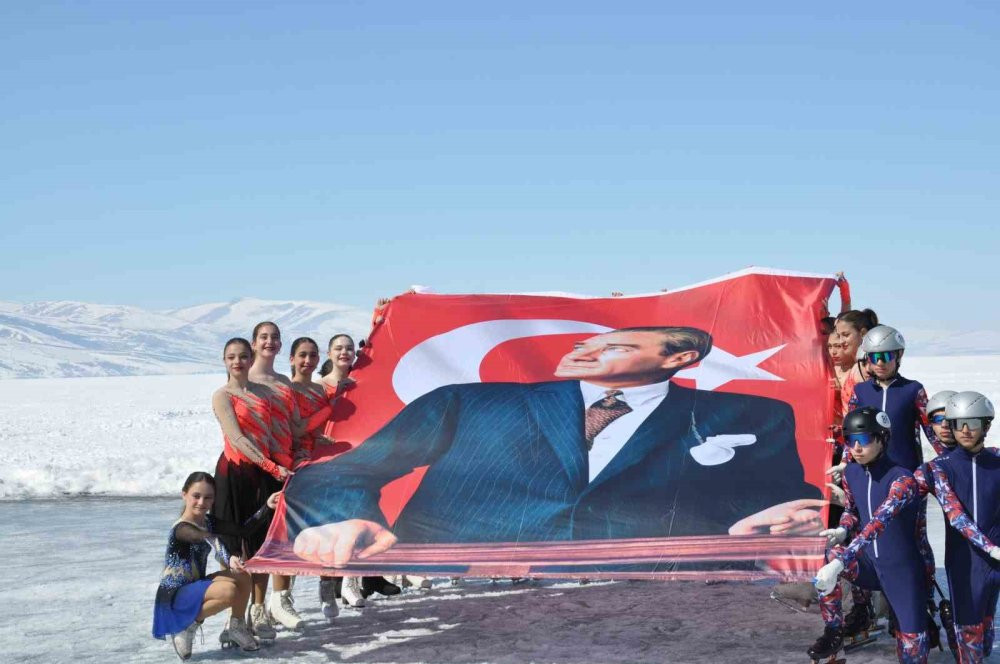 Çıldır Gölü’nde renkli görüntüler!  Danslarıyla büyülediler