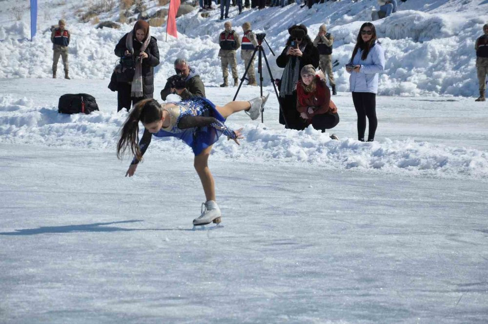Çıldır Gölü’nde renkli görüntüler!  Danslarıyla büyülediler