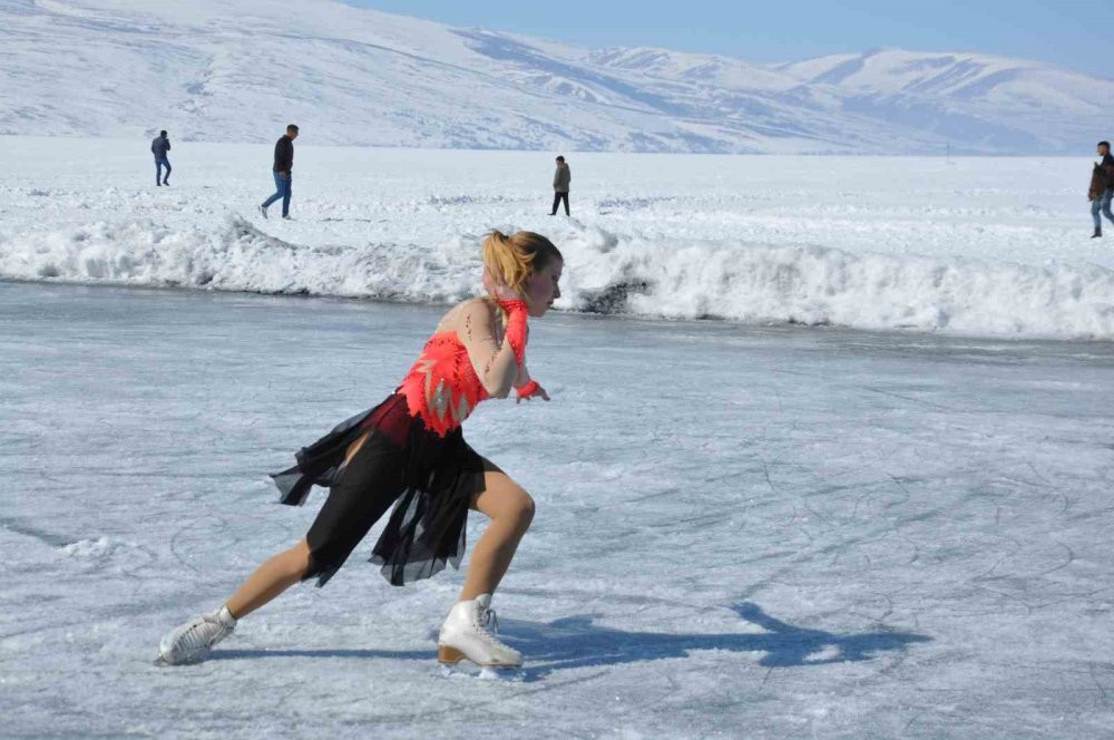 Çıldır Gölü’nde renkli görüntüler!  Danslarıyla büyülediler