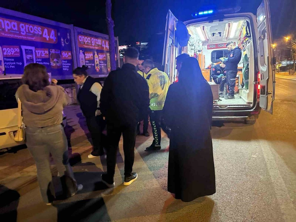 Kontrolden çıktı duvara çarparak durabildi! Müdahale ambulansta yapıldı