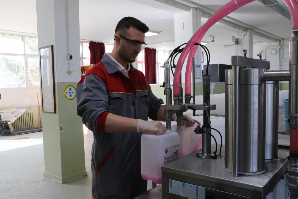 Liseli öğrenciler temizlik ürünü üretiyor