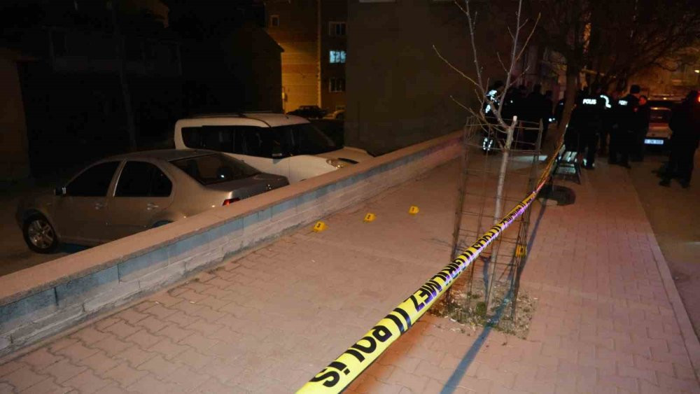 Öfkeli baba oğlunun iş yerinde sinirlenip silahı ile 4 el ateş etti