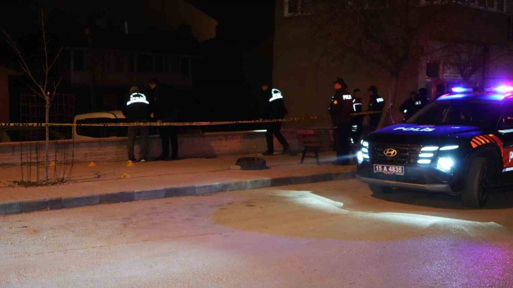 Öfkeli baba oğlunun iş yerinde sinirlenip silahı ile 4 el ateş etti