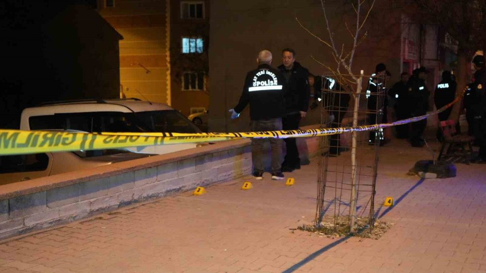 Öfkeli baba oğlunun iş yerinde sinirlenip silahı ile 4 el ateş etti