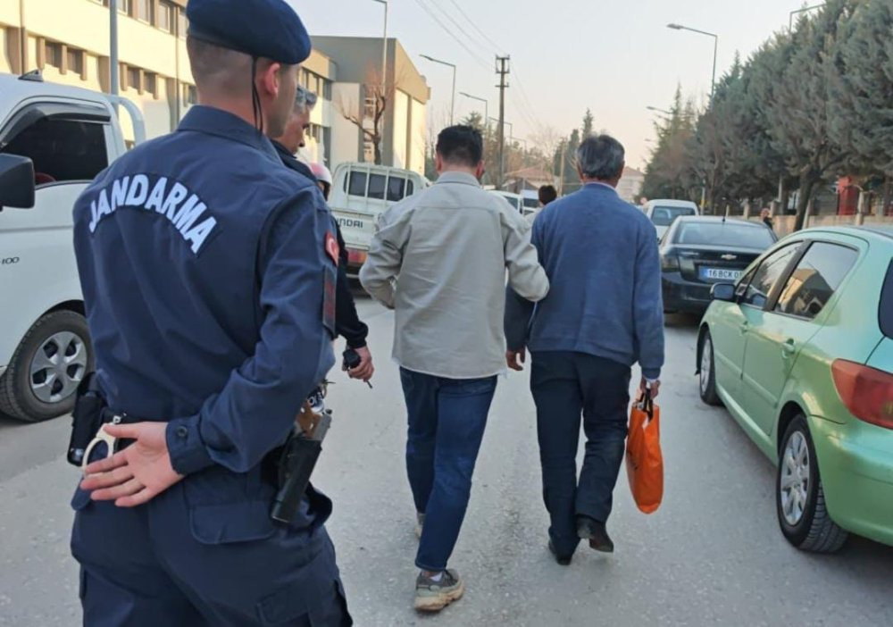 Önce barışmak istedi sonra eşini silahla kovaladı