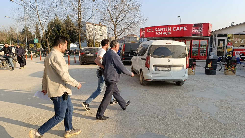 Önce barışmak istedi sonra eşini silahla kovaladı