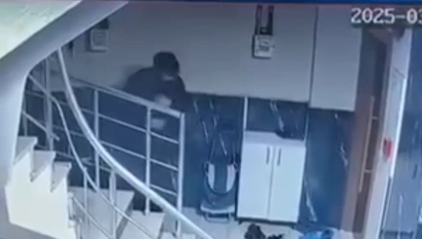 Apartmanda ayakkabı hırsızlığı kameralara yansıdı