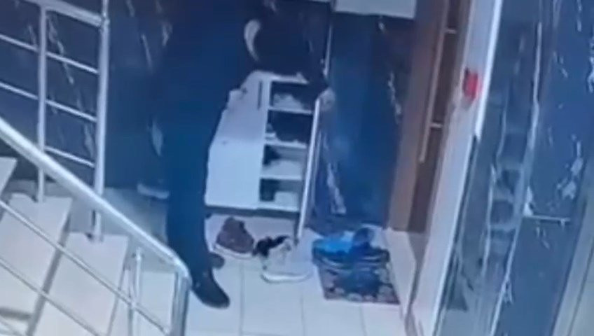 Apartmanda ayakkabı hırsızlığı kameralara yansıdı