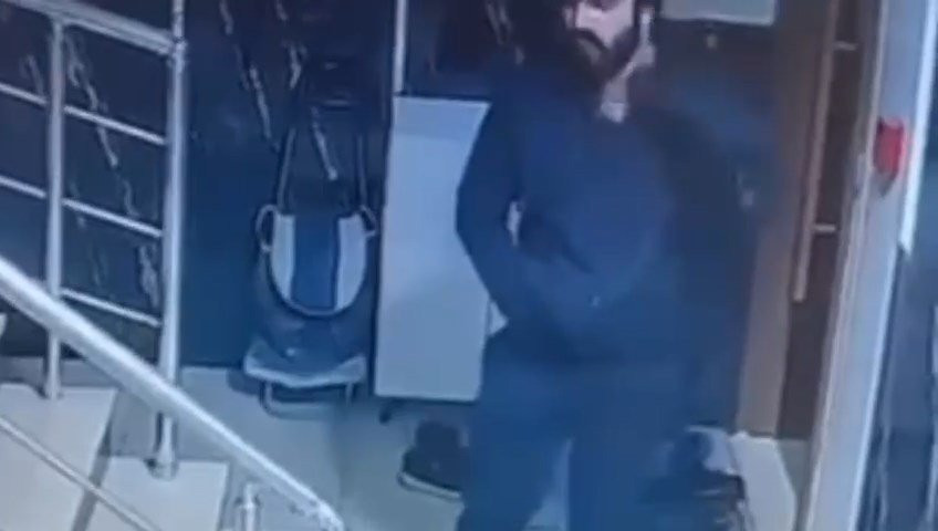 Apartmanda ayakkabı hırsızlığı kameralara yansıdı