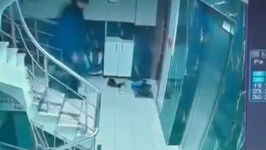 Apartmanda ayakkabı hırsızlığı kameralara yansıdı