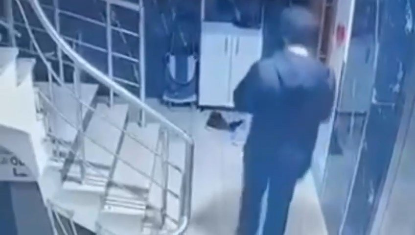 Apartmanda ayakkabı hırsızlığı kameralara yansıdı