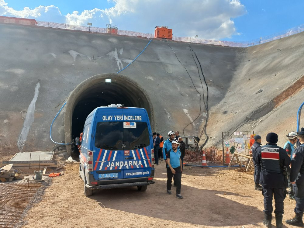 Kayseri’de hızlı trenin inşaatında kaya düştü! 1 ölü 1 yaralı