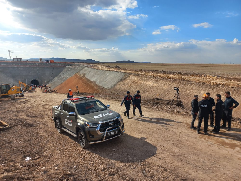 Kayseri’de hızlı trenin inşaatında kaya düştü! 1 ölü 1 yaralı