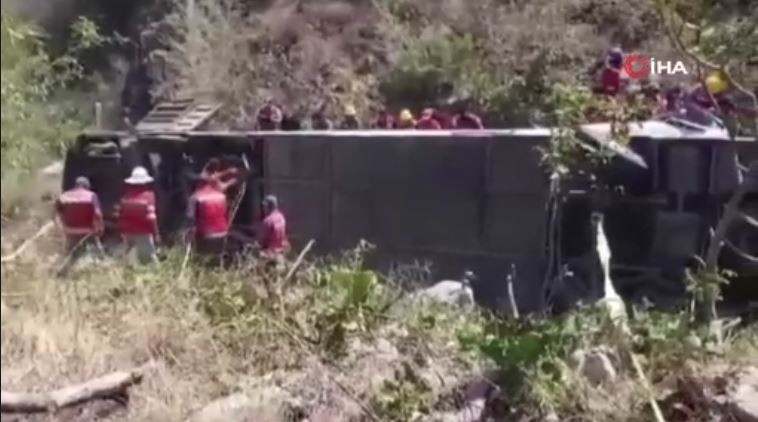 meksikada-korkunc-kaza-yolcu-otobusu-sarampole-devrildi-yenicag-2-001.jpg