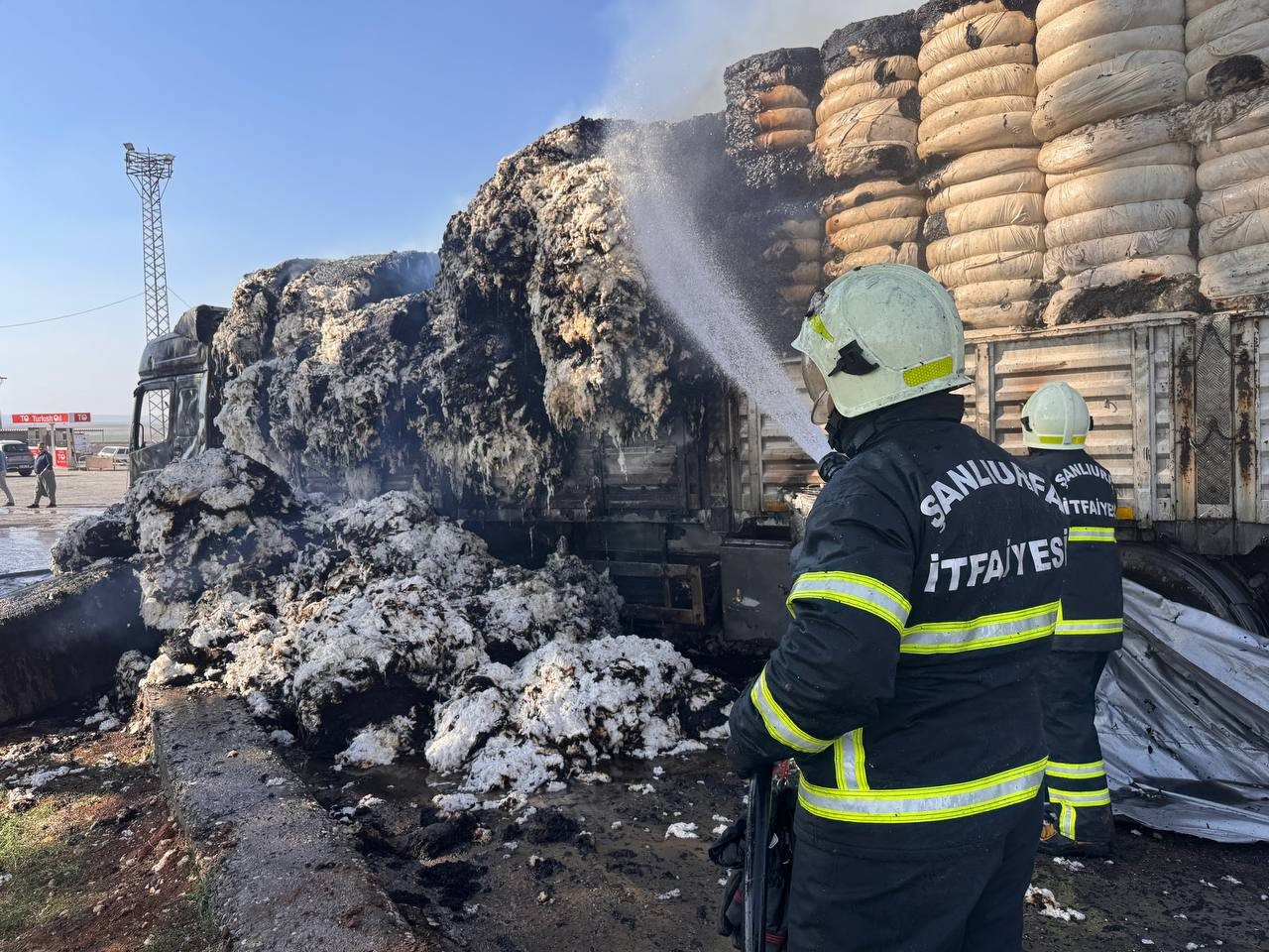 anliurfada-pamuk-yuklu-tir-alev-alev-yandi-yenicag-2.jpg