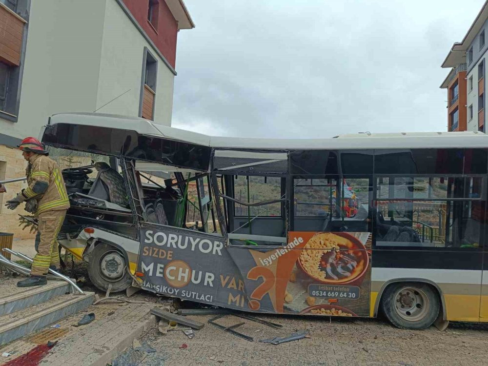 Facianın eşiğinden dönüldü! Halk otobüsü istinat duvarından uçtu