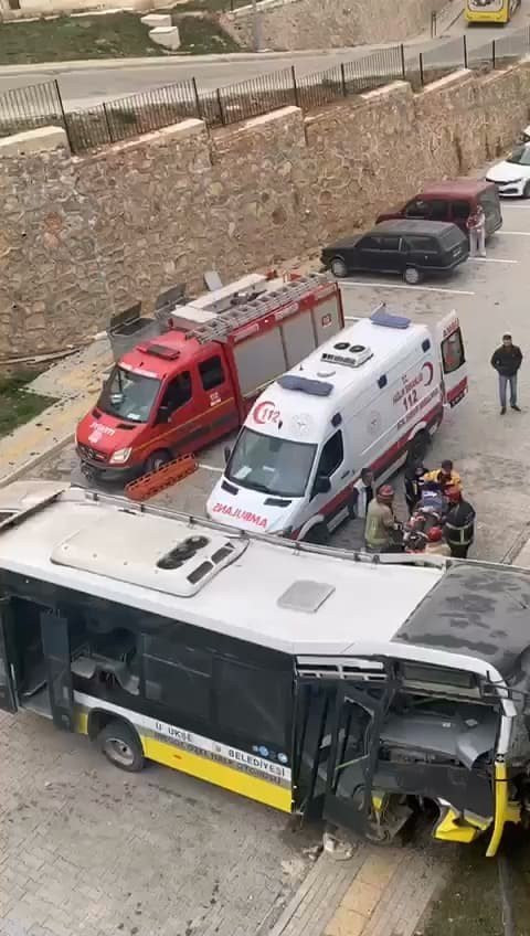 Facianın eşiğinden dönüldü! Halk otobüsü istinat duvarından uçtu