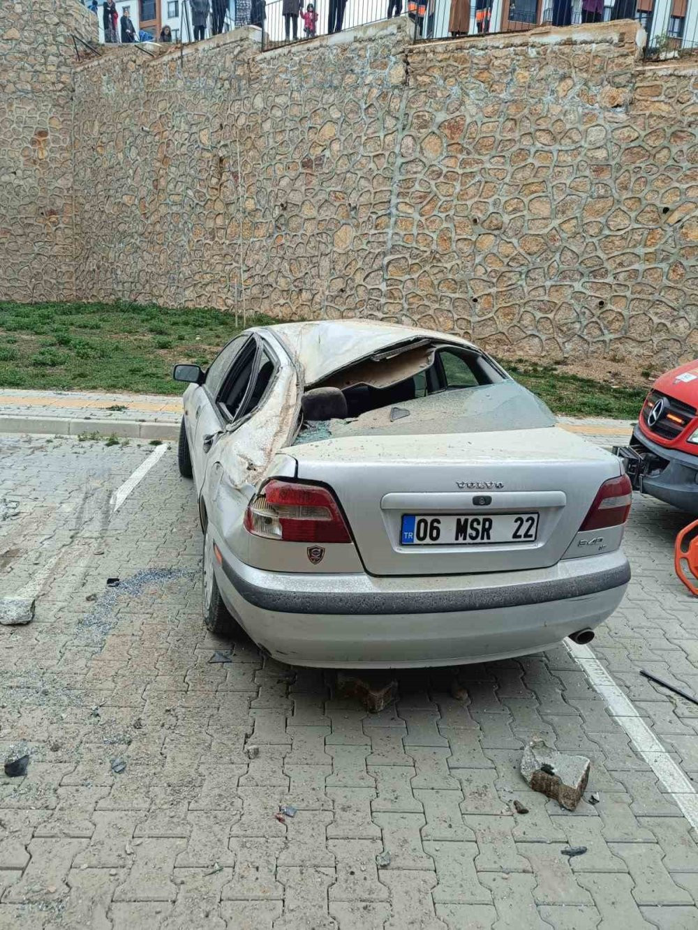 Facianın eşiğinden dönüldü! Halk otobüsü istinat duvarından uçtu