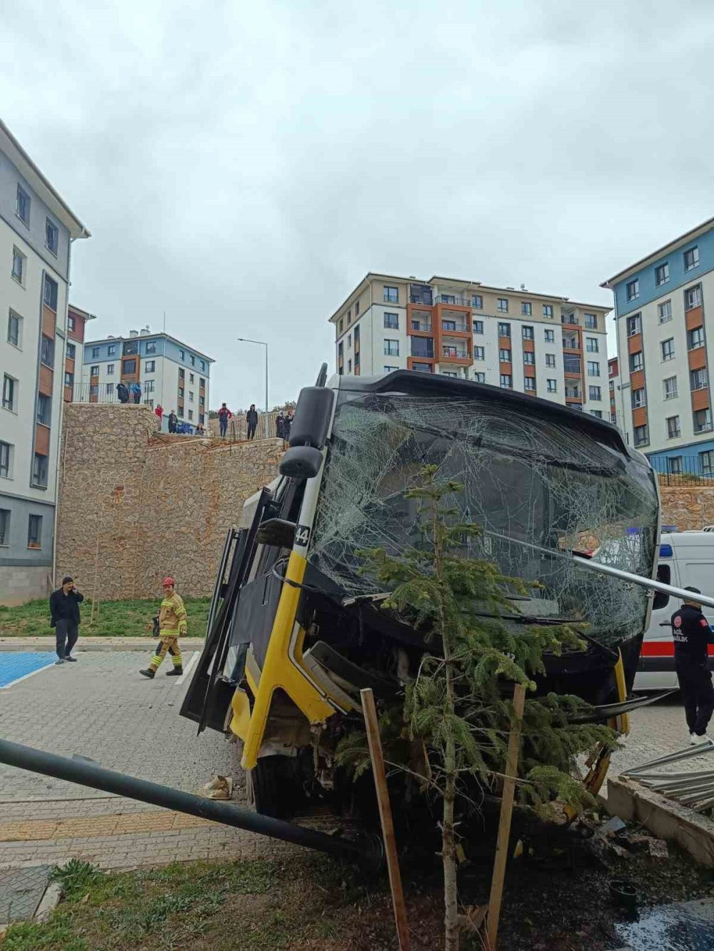 Facianın eşiğinden dönüldü! Halk otobüsü istinat duvarından uçtu