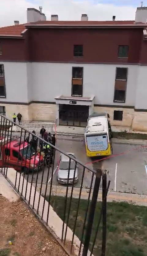 Facianın eşiğinden dönüldü! Halk otobüsü istinat duvarından uçtu