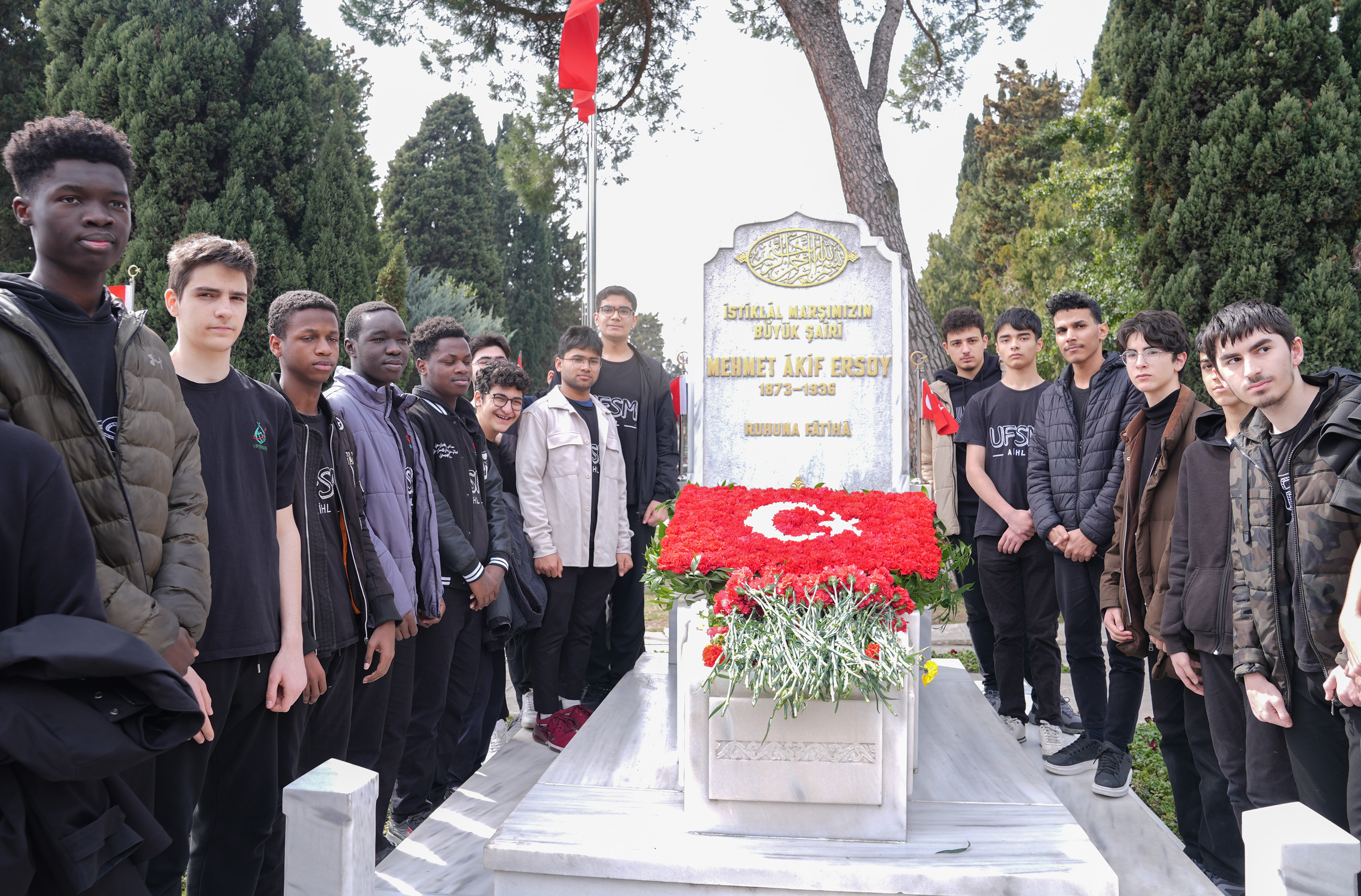 mehmet-akif-ersoy-kabri-basinda-anildi-yenicag-8.jpg