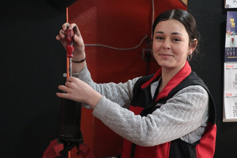 Ağabeyine özendi, sanayide çırak oldu