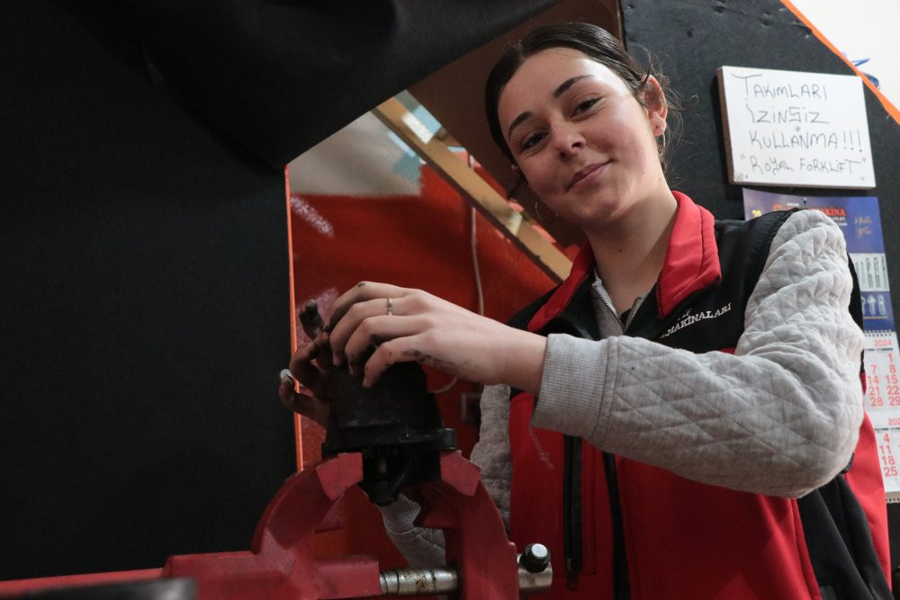 Ağabeyine özendi, sanayide çırak oldu
