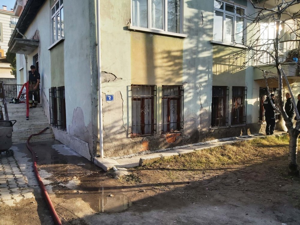 Ankara’da yangın! Çocuklarını kurtarmak isteyen anne hastaneye kaldırıldı