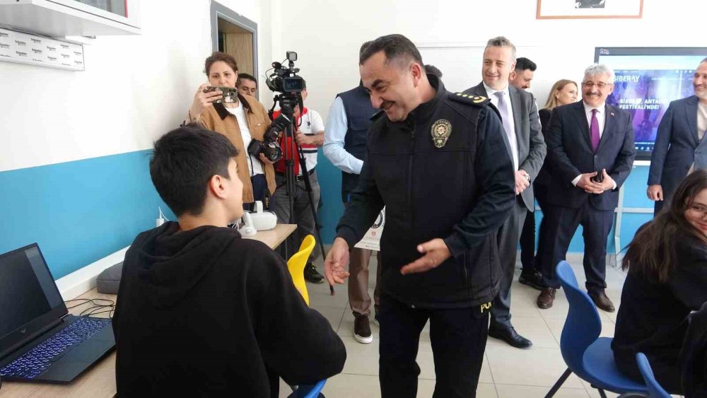 İl Emniyet Müdürü Arıbaş’tan öğrencilere ’güvenli internet’ uyarısı