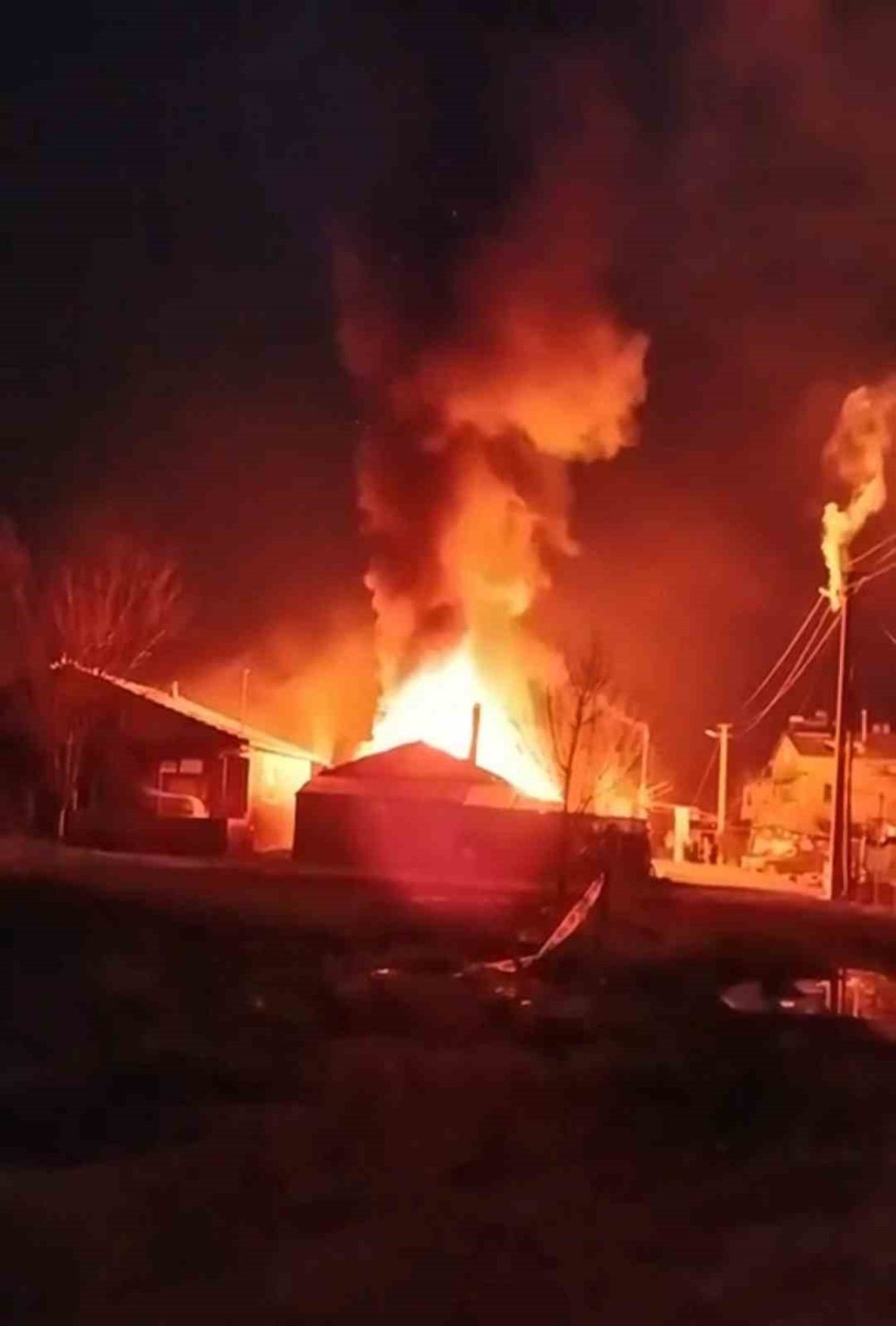 Komşu katili çocuk ve babasının evi alev alev yandı