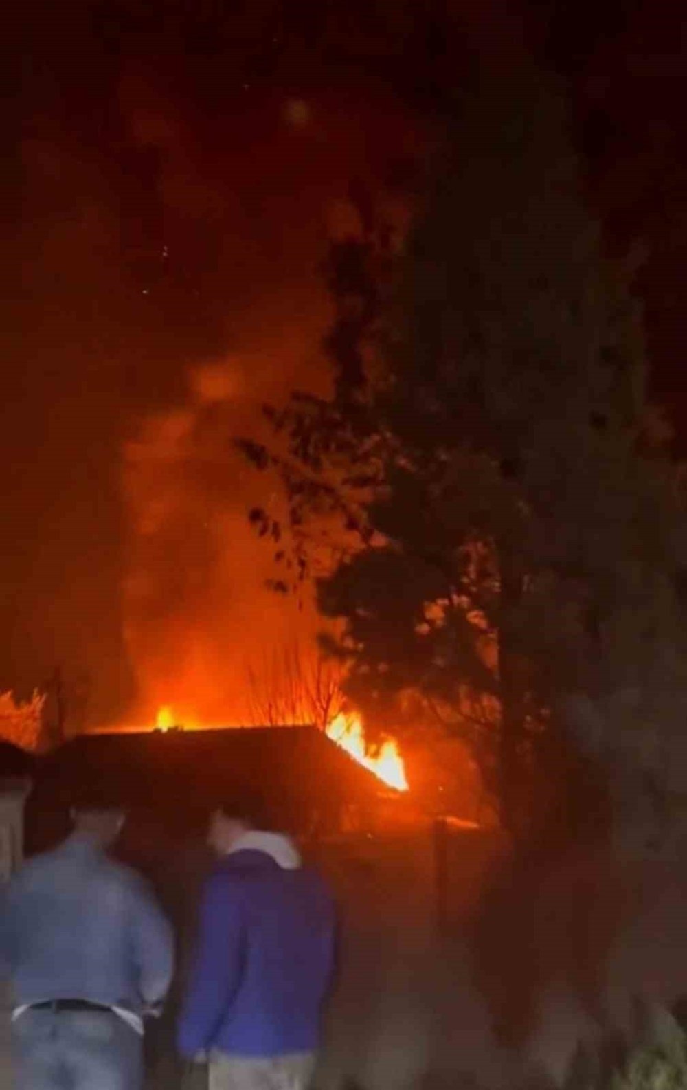 Komşu katili çocuk ve babasının evi alev alev yandı