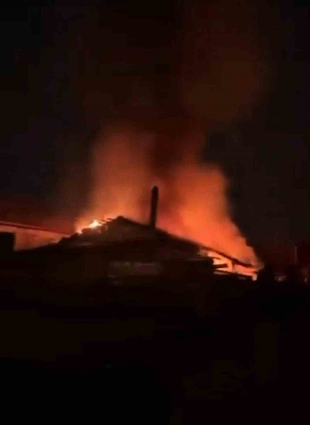 Komşu katili çocuk ve babasının evi alev alev yandı