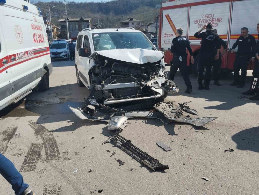 Ordu’da feci kaza! Öğrenci servisi ile otomobil çarpıştı: Çok sayıda yaralı var