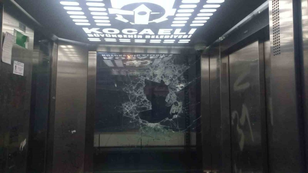 Darıca'da üst geçidin asansör camı kırıldı! Kullanıma kapatıldı