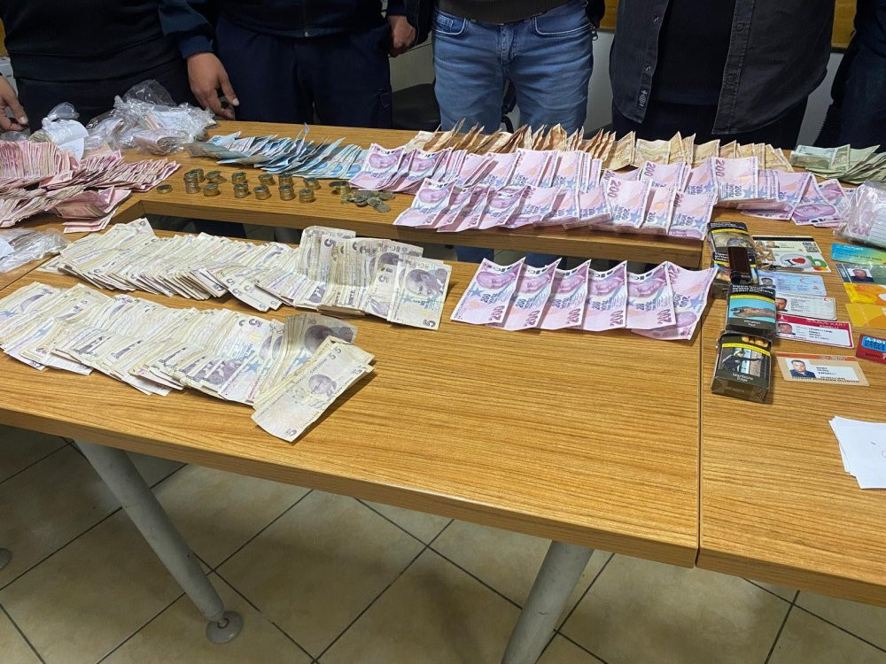 Görme engelli taklidi yapan dilencinin üzerinden çıkanlar ağızları açık bıraktı