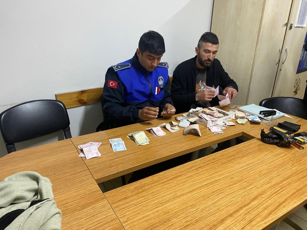 Görme engelli taklidi yapan dilencinin üzerinden çıkanlar ağızları açık bıraktı