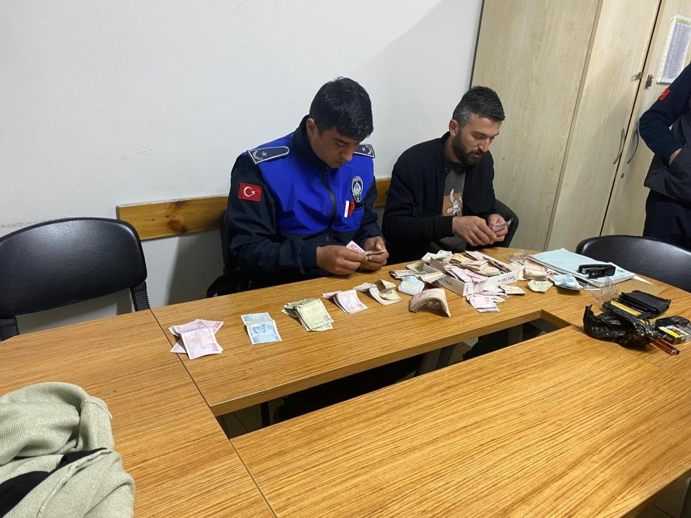 Görme engelli taklidi yapan dilencinin üzerinden çıkanlar ağızları açık bıraktı